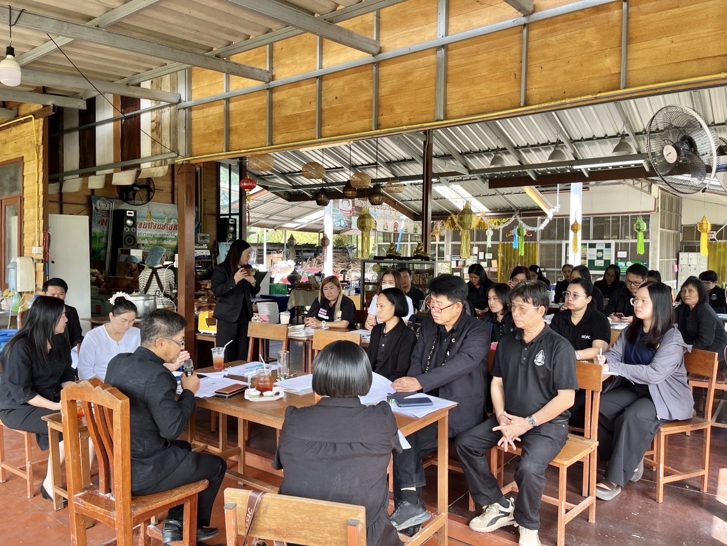 🌟 พช.พะเยา พลังทีม พลังพะเยา พร้อมทุกเรื่อง 🌟 #สำนักงานพัฒนาชุมชนอำเภอเมืองพะเยา ✨💙พช.เมืองพะเยา : ร่วมประชุมคณะกรรมการประสานและขับเคลื่อนนโยบายสานพลังประชารัฐประจำจังหวัดพะเยา (คสป.) ผลักดันเศรษฐกิจฐานราก บูรณาการพัฒนาพื้นที่อย่างยั่งยืน 💙✨            วันที่ 26 กุมภาพันธ์ 2569 เวลา 09.30 น.  ณ ที่ทำการกลุ่มวิสาหกิจชุมชนขนมจีนยายหม่อม ต.สว่างอารมณ์ อ.ดอกคำใต้ จ.พะเยา            นางสาวอรุณลักขณ์ เขม้นเกตกิจ พัฒนาการอำเภอเมืองพะเยา มอบหมายให้ ว่าที่ร้อยตรีหญิงพรลภัส แก้วศรีทอง นักวิชาการพัฒนาช